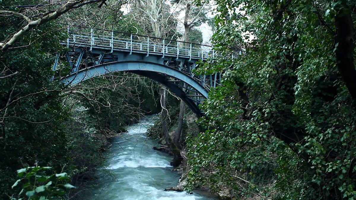 Μεταλλική γέφυρα στο διακοφτό