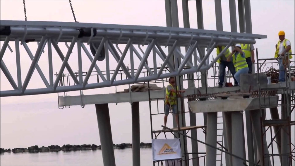 Κατασκευή πεζογέφυρας με εργάτες